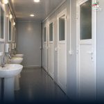 داخل کانکس سرویس بهداشتی راهرو دار سفید